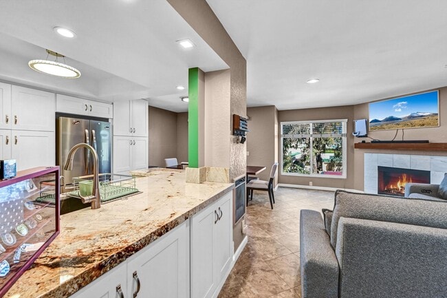 Building Photo - 3 Bedroom Townhome in the Vista de Vista Community