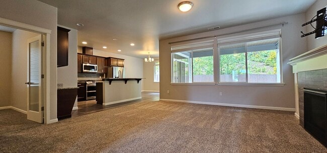 Foto del edificio - Two-Story Bremerton Home