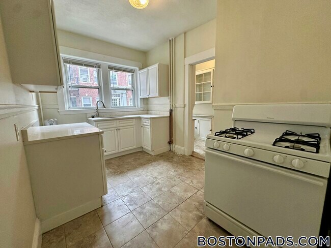 Building Photo - 163 Summer St