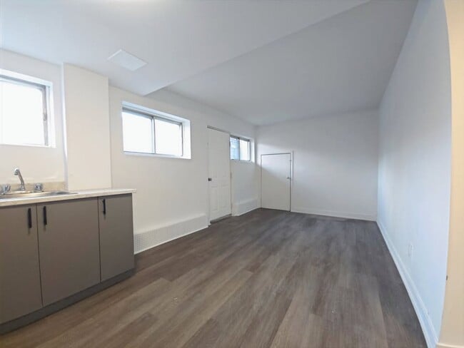 Building Photo - 1020 Rue De Salaberry