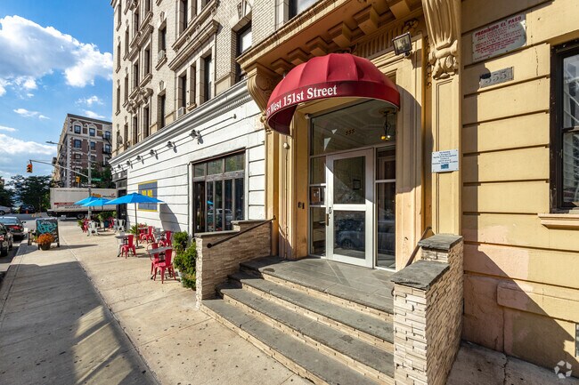 Entrada - 3658-3666 Broadway