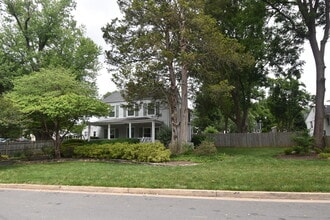 Building Photo - 2901 Meadow View Rd
