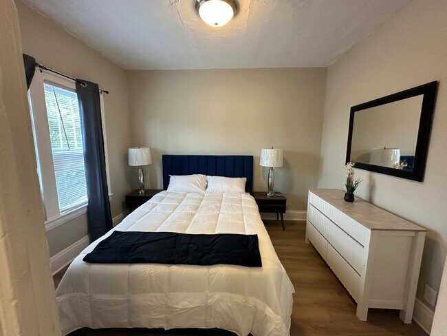 Foto del edificio - 1847 E 87th St