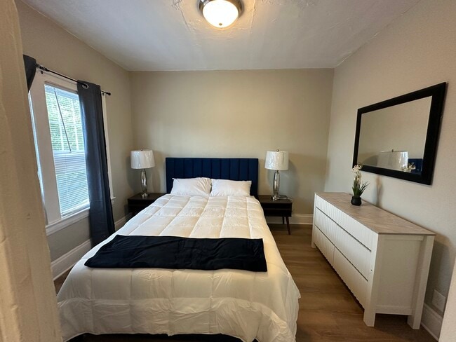 Building Photo - 1847 E 87th St