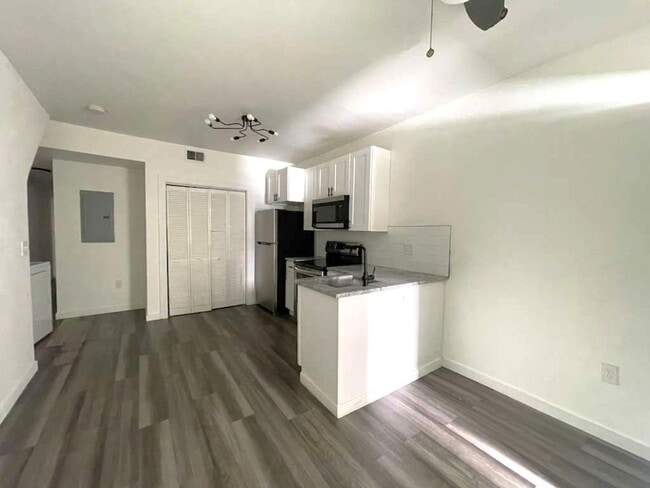 Foto del edificio - 6145 Lansdowne Ave