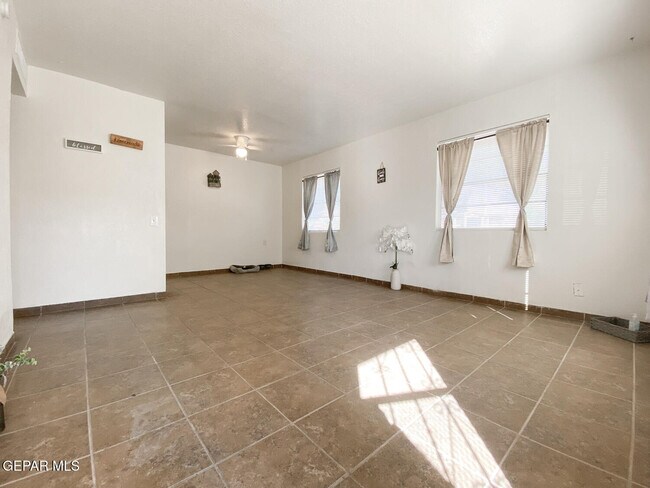 Foto del edificio - 4700 Maxwell Ave