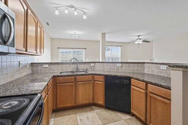 Foto del edificio - Beautiful 3 Bedroom Condo Available Now!