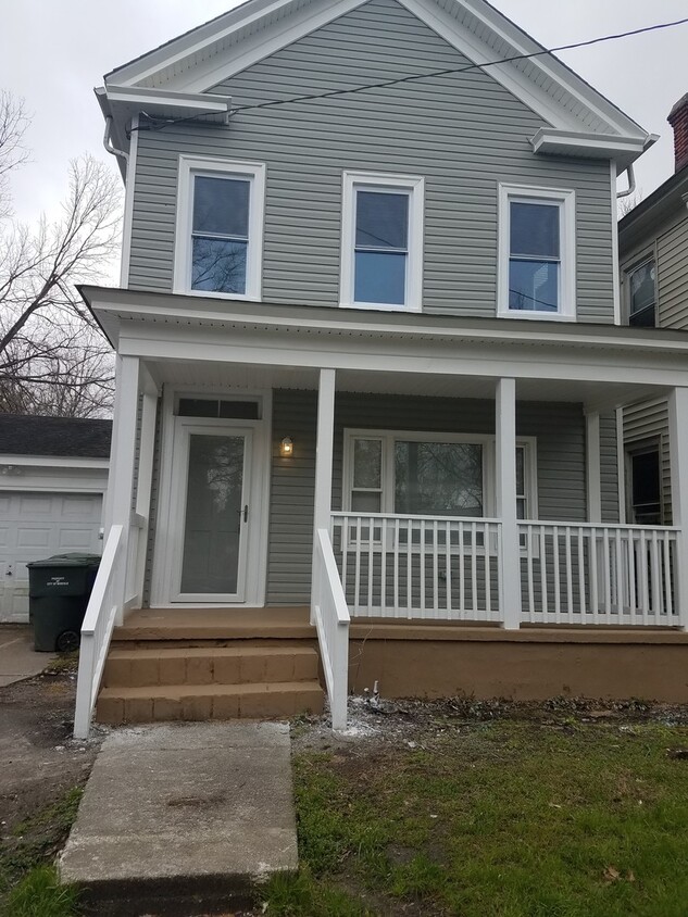 Primary Photo - Spacious 4 bedroom 2 bath renovated single...