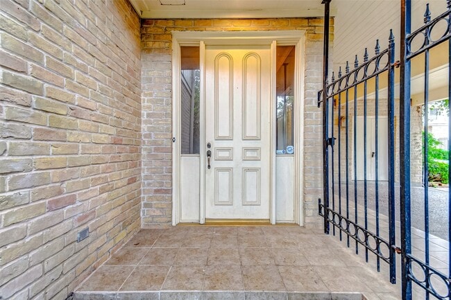 Building Photo - 201 Vanderpool Ln
