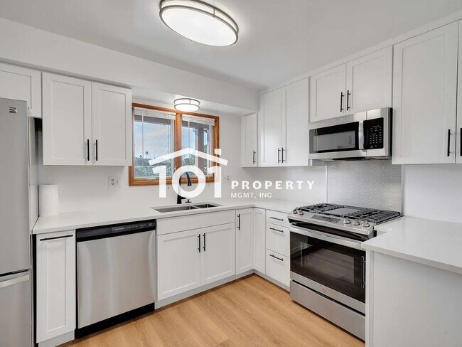 Foto del edificio - Spacious 4-Bedroom Home with 3 Bathrooms and a 2-Car Garage