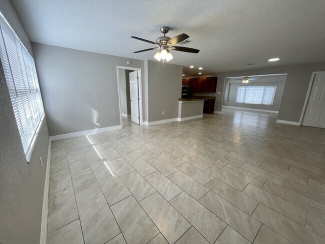 Foto del edificio - 4 bedroom 2 bathroom pool home for rent