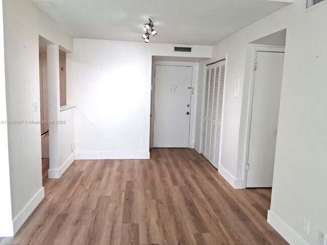 Foto del edificio - 16801 NE 14th Ave