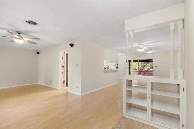 Building Photo - 6203 Greentree Ln