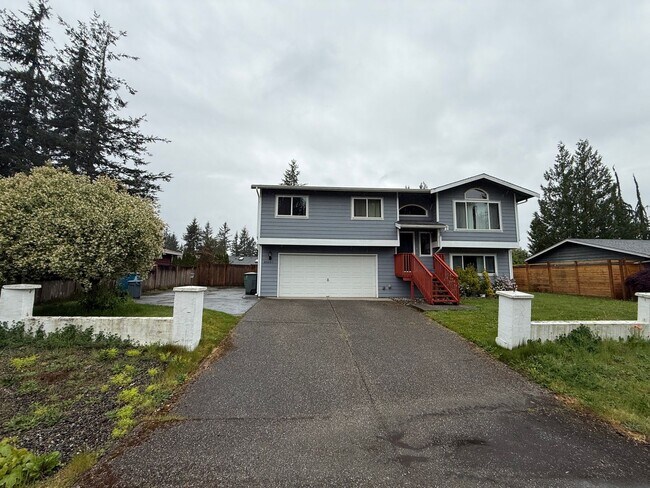 Building Photo - Beautiful Split-Entry 4 Bed 3 Bath Home Fully Fenced Yard