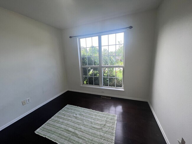 Foto del edificio - Adorable 3 Bedroom property with a sunroom...