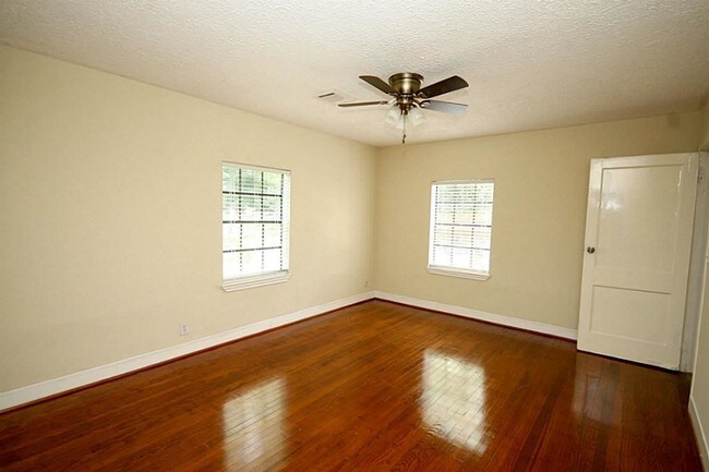 Building Photo - 804 Graceland St