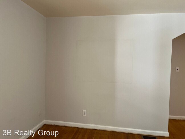 Building Photo - 2 br, 1.5 bath House - 5240 Warren Ave.