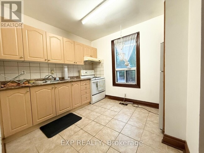Building Photo - 759 Gerrard St E