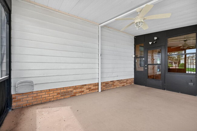 Building Photo - 7894 SE Saratoga Dr