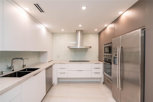 Foto del edificio - 9801 Collins Ave
