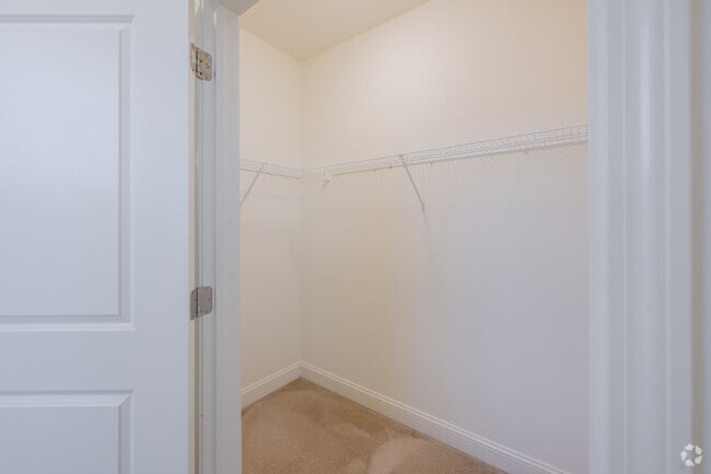 2BR, 2BA - 1,100SF - Walk-In Closet - 5 Corners