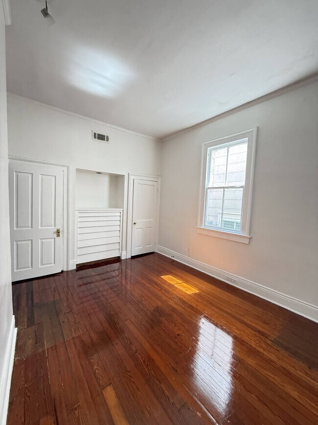 Building Photo - 4018 Coliseum St