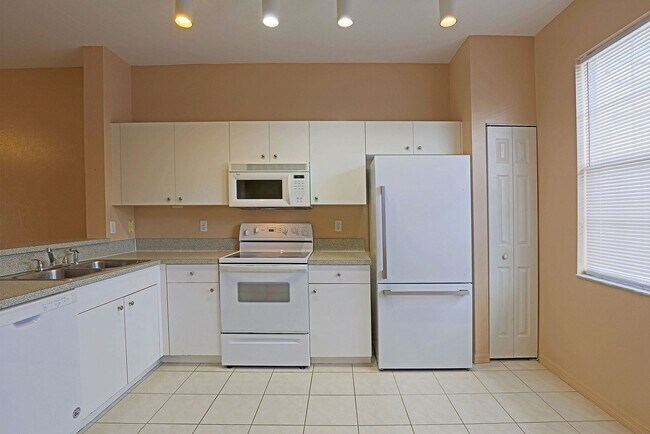 Building Photo - Forest Lake Townhomes 3620-106