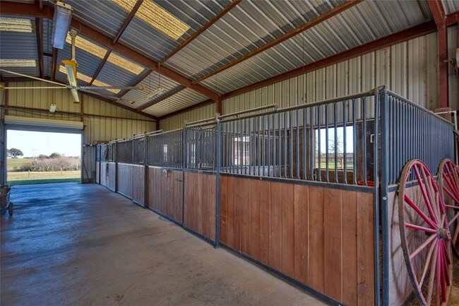 Building Photo - 800 Bilski Ln