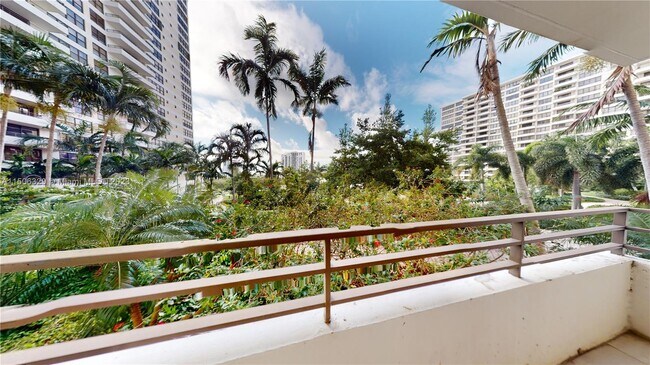 Building Photo - 2500 Parkview Dr