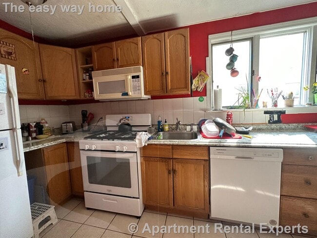 Building Photo - Large Renovated Unit - Winter Hill/ Sulliv...