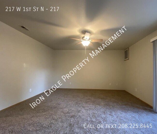 Foto del edificio - 217 W 1st St N