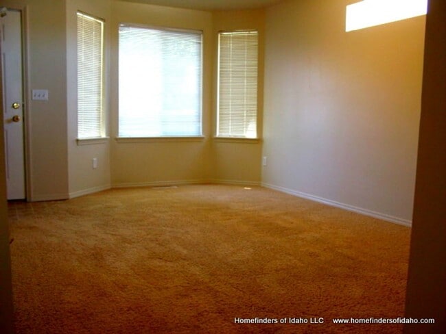 Building Photo - Beautiful 2-Story Row Home! Lawn Maintained!