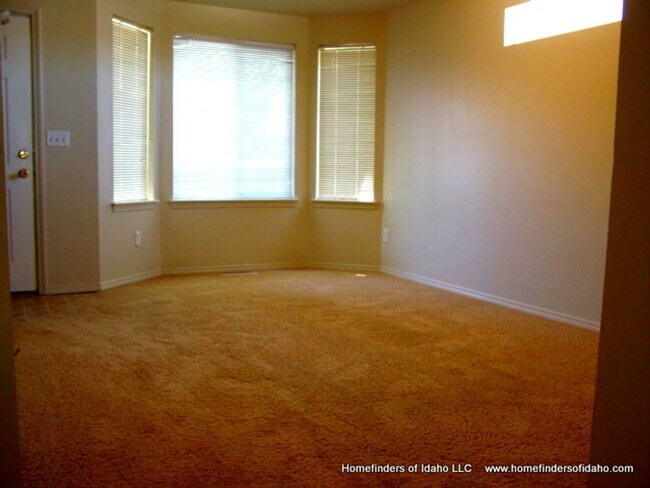 Foto del edificio - Beautiful 2-Story Row Home! Lawn Maintained!