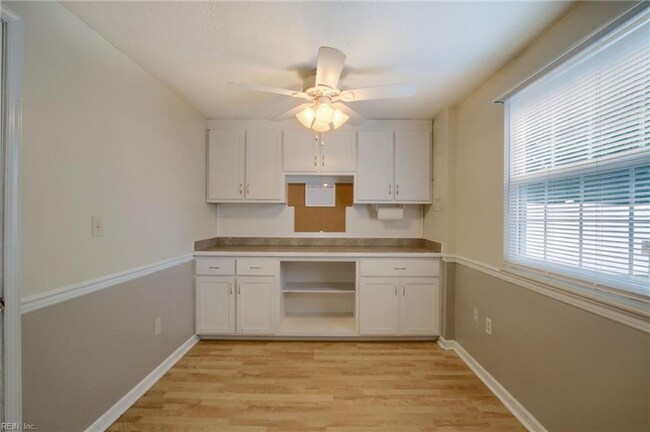 Building Photo - 923 Chatsworth Dr