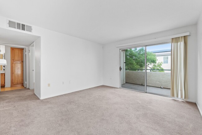 Building Photo - Beautiful 2 Bedroom Condo with Community P...