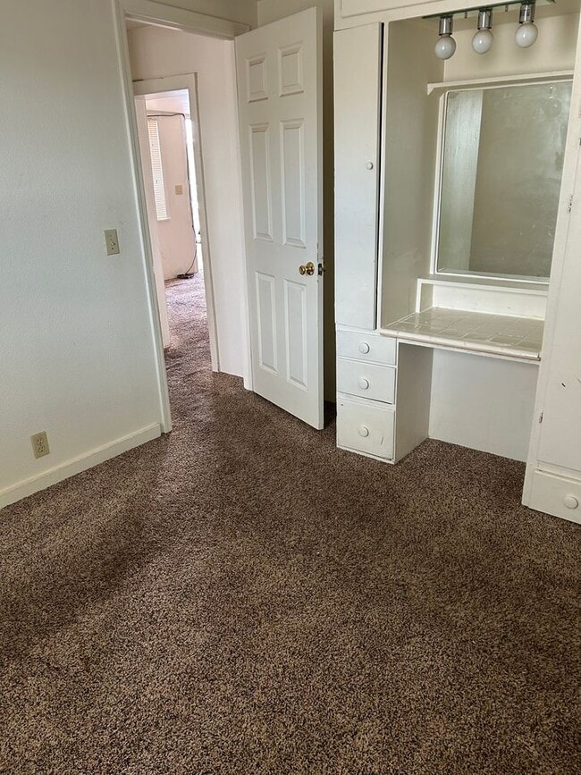 Building Photo - 3 Bedroom 1.5 Bathroom 1 Story Home In Winslow