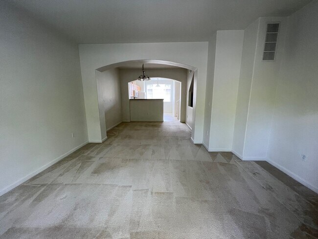 Building Photo - 10250 NE Snoqualmie Street ~ Spacious Town...