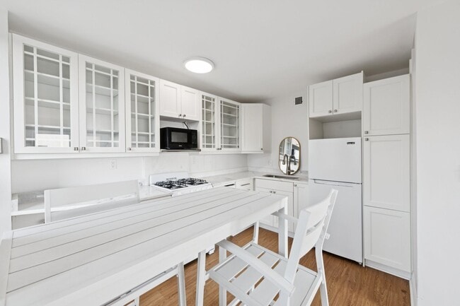 Foto del edificio - Renovated Studio w/ Private Balcony Glover...