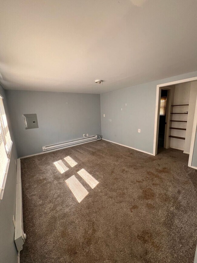 Building Photo - Welcome to this charming 2 bedroom, 1 bath...