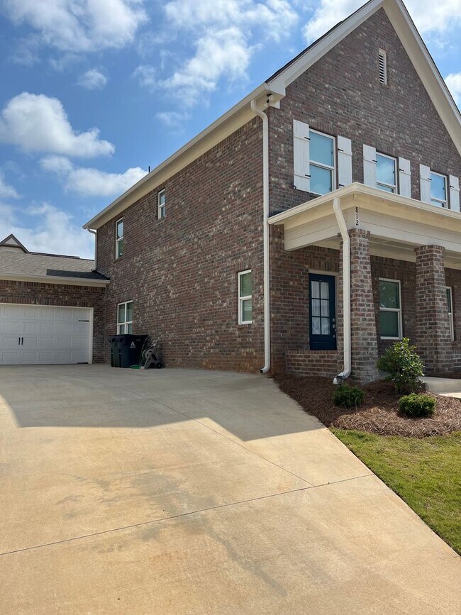 Foto del edificio - Spacious 4-Bedroom Home with Garage & Outdoor Fireplace!