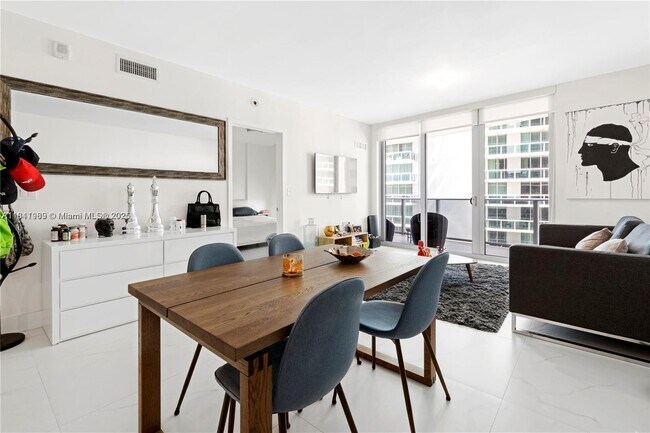 Foto del edificio - 488 NE 18th St