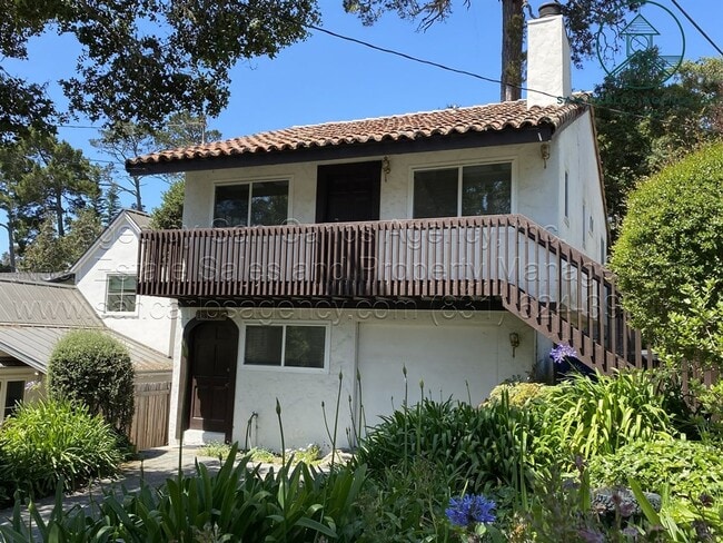 Building Photo - "Lazy Day-Z" Two Bedroom Perfectly Located...