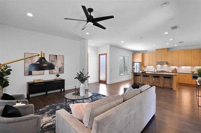 Foto del edificio - 7813 Mullen Dr