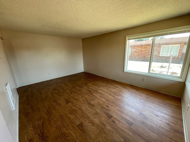 Foto del edificio - 2 bed 1 bath duplex - water, sewer and gar...
