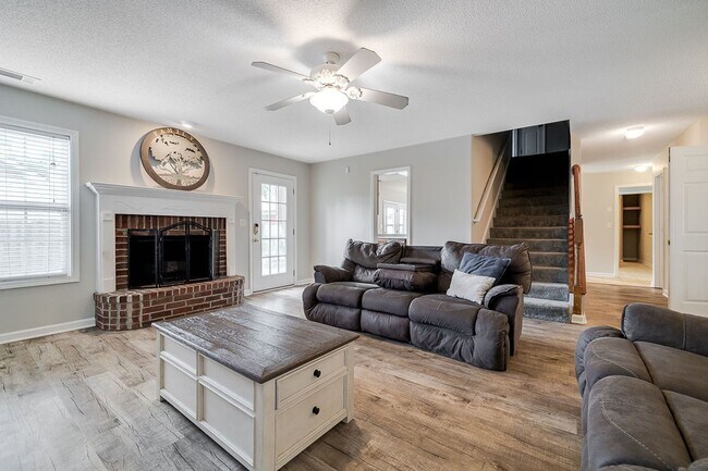 Building Photo - 4 Bedroom 3 Bath home located in the heart...