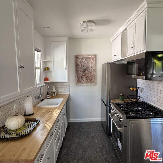 Foto del edificio - 8036 Norton Ave