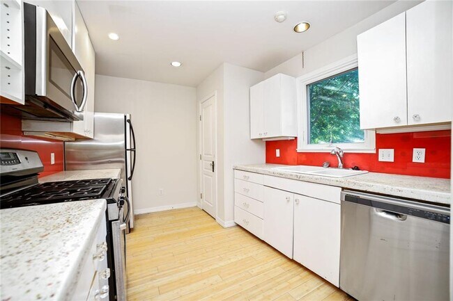 Foto del edificio - 2716 E 22nd St