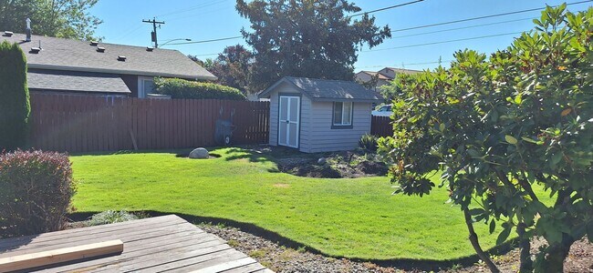 Building Photo - Nicely updated home