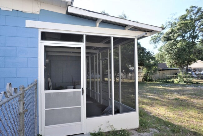 Foto del edificio - Modest 3 Br/1.5 Bath in Established Neighborhood