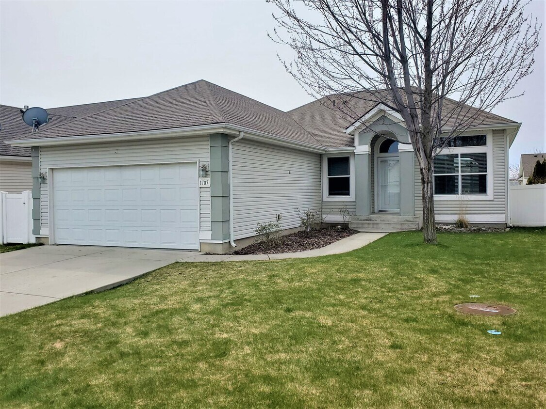 Primary Photo - Bright and Welcoming 3 BR/2 BA Five Mile R...